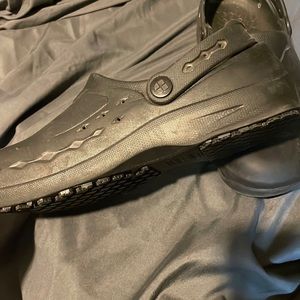 Non slip crock style shoes